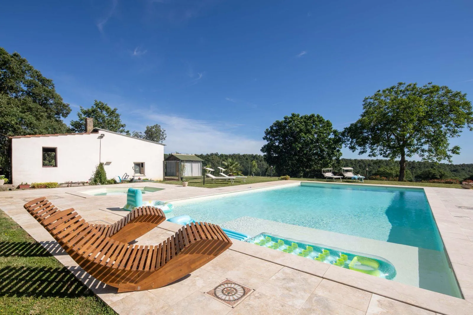 La piscina di Villa Ermida circondata dalla campagna toscana