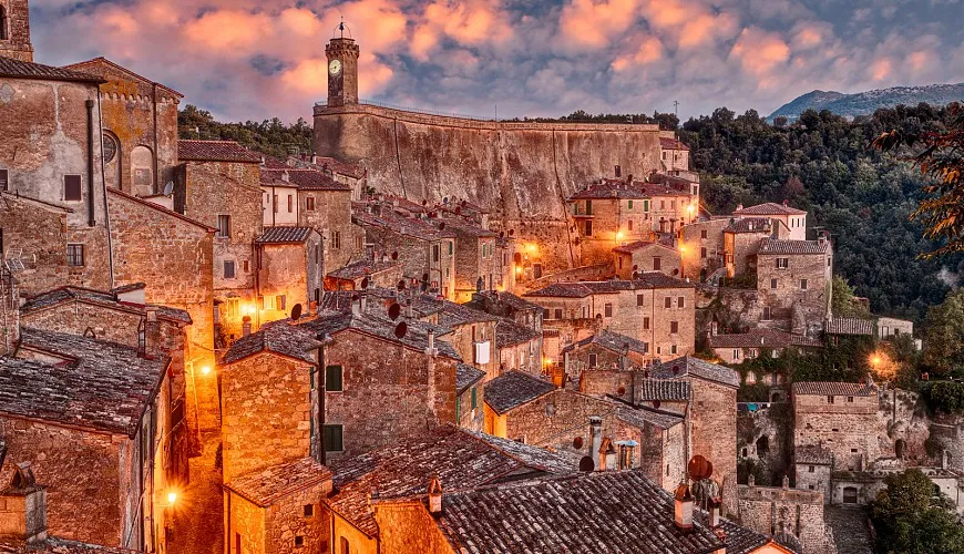 Il borgo di Sorano nei dintorni